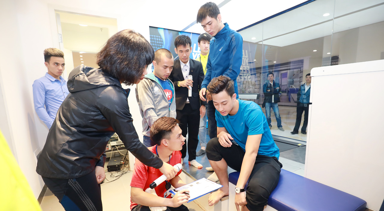 ASICS Vincom Royal City, Hanoi, Vietnam - Badminton player Pham Hong Nam tries out the FOOT ID system