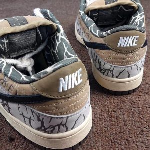 Travis Scott x Nike SB Dunk Low heel
